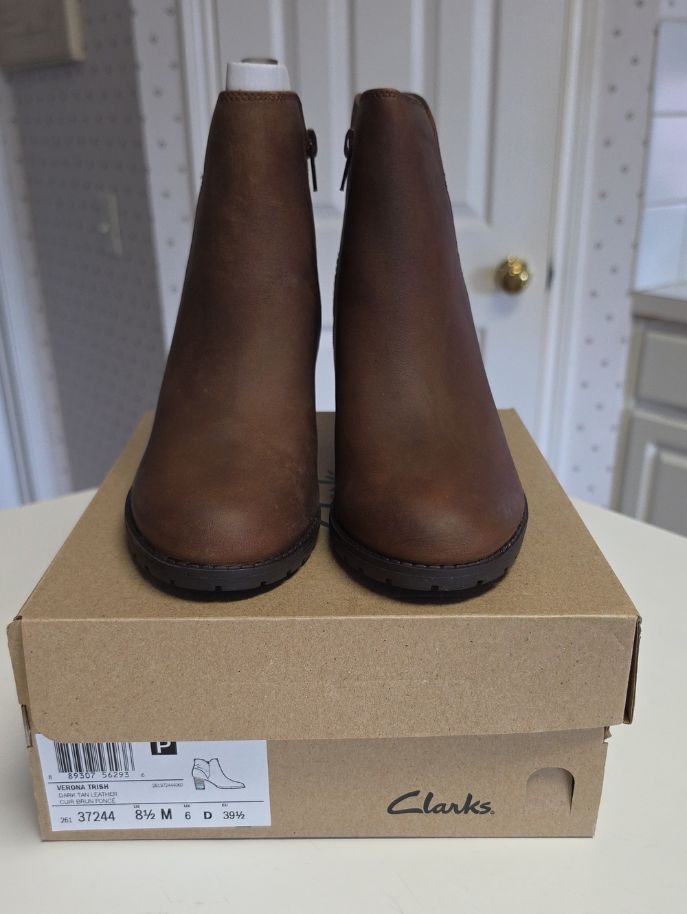 New Clarks Dk Brown Leather Side-Zip Ankle Booties. Size 8.5 Medium